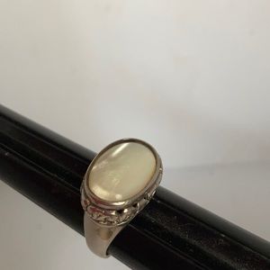 Sterling Silver Ring. .925 w/ Mother of pearl or Moonstone center stone Sz.11